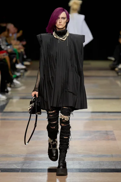Look 16